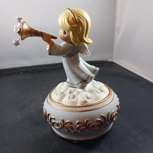 Precious Moments "Share The Gift of Love" Musical Figurine Trumpeting Angel 2009